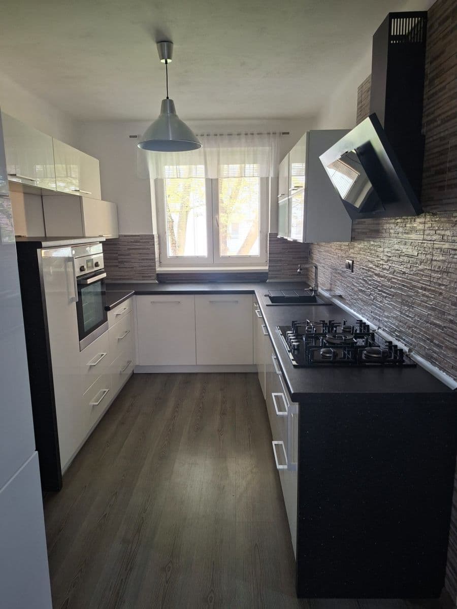 Pronájem bytu 3+1 75 m², Víta Nejedlého, Chrudim, Pardubický kraj Pronájem bytu 3+1 75 m², Víta Nejedlého, Chrudim, Pardubický kraj