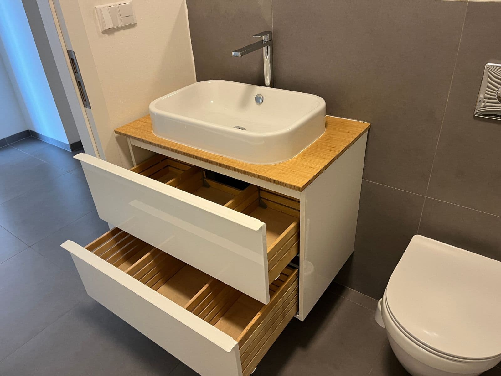 Pronájem bytu 2+kk 80 m², U Náměstí, Dolní Břežany, Středočeský kraj Pronájem bytu 2+kk 80 m², U Náměstí, Dolní Břežany, Středočeský kraj