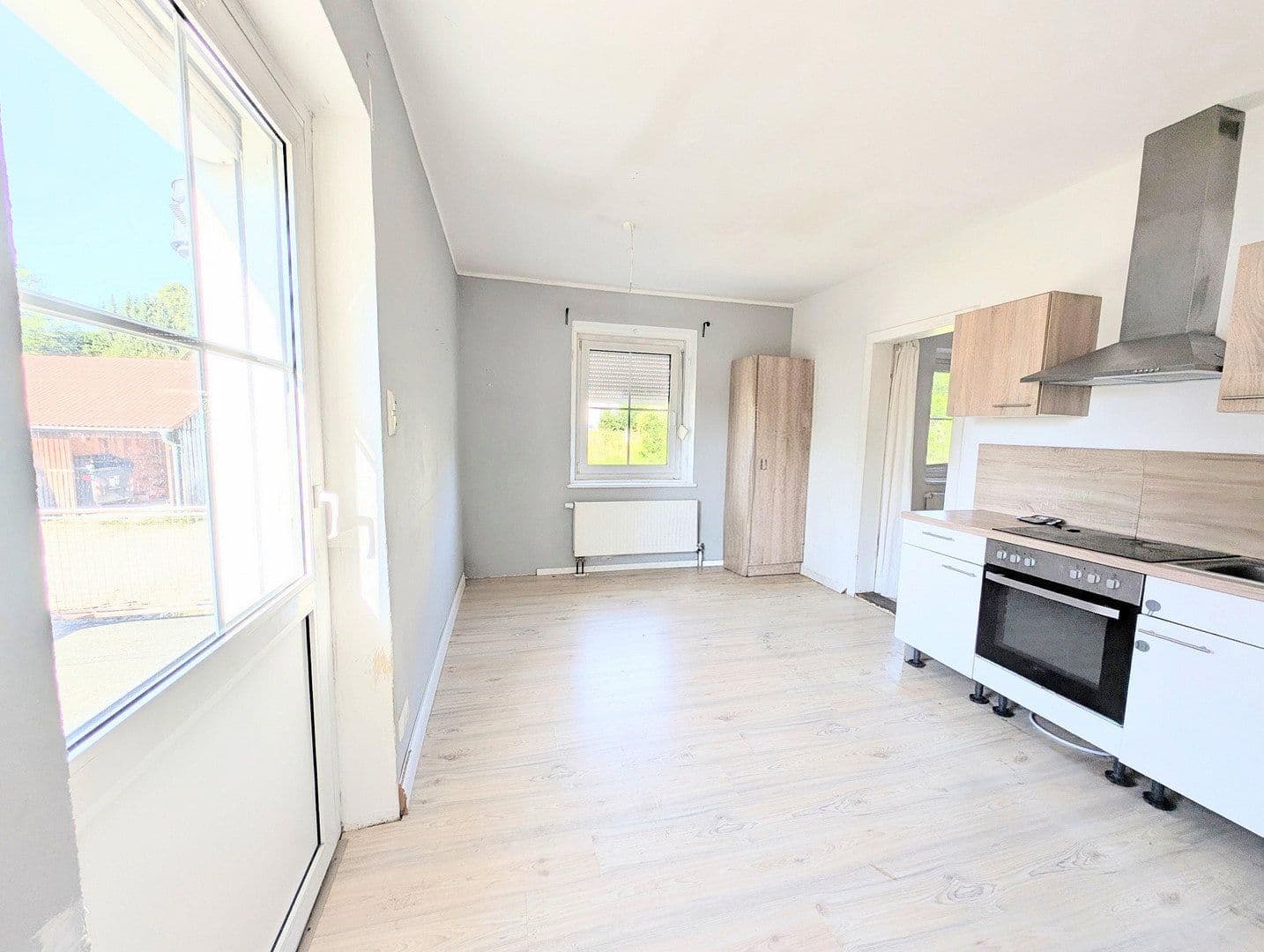 Prodej domu 250 m², pozemek 2.371 m², Schwabmüncher Str. 8, Mittelneufnach, Bavorsko Prodej domu 250 m², pozemek 2.371 m², Schwabmüncher Str. 8, Mittelneufnach, Bavorsko
