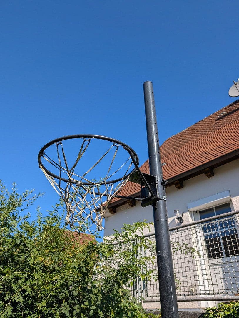 Prodej domu 250 m², pozemek 2.371 m², Schwabmüncher Str. 8, Mittelneufnach, Bavorsko Prodej domu 250 m², pozemek 2.371 m², Schwabmüncher Str. 8, Mittelneufnach, Bavorsko