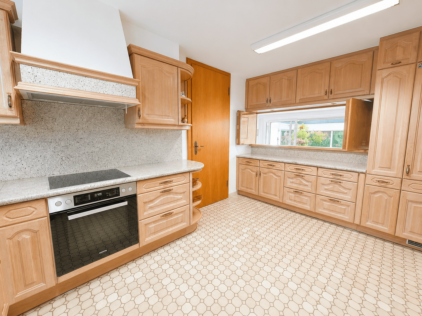 Prodej domu 300 m², pozemek 1.170 m², Mandelring 250, Neustadt, Porýní-Falc Prodej domu 300 m², pozemek 1.170 m², Mandelring 250, Neustadt, Porýní-Falc
