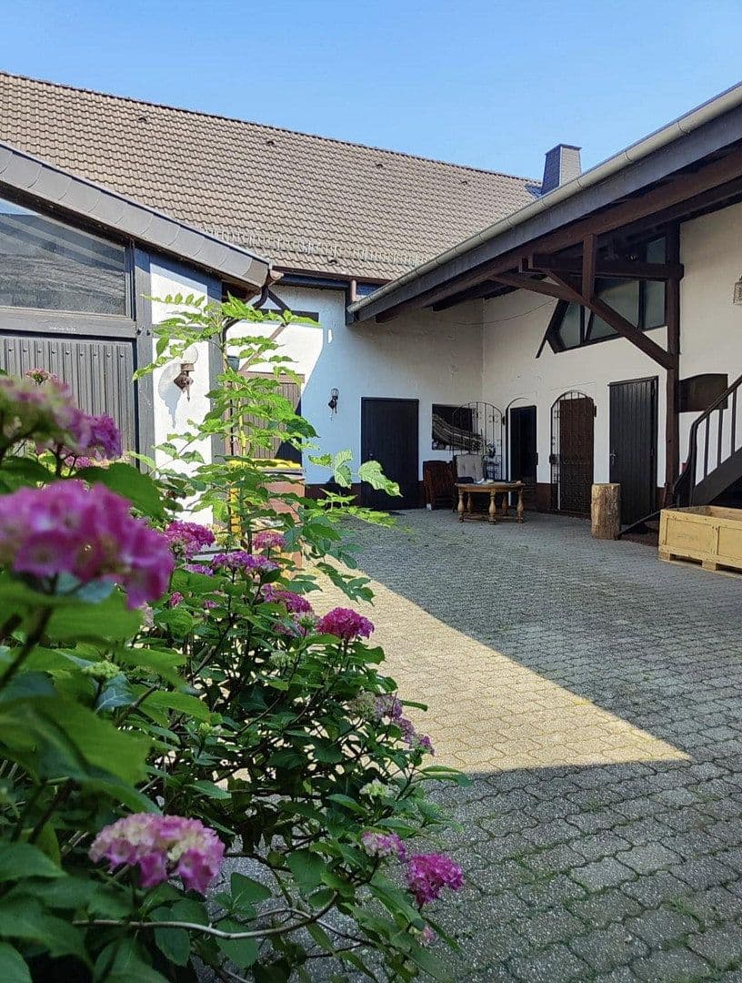Prodej domu 354 m², pozemek 1.120 m², Nettersheim, Severní Porýní-Vestfálsko Prodej domu 354 m², pozemek 1.120 m², Nettersheim, Severní Porýní-Vestfálsko