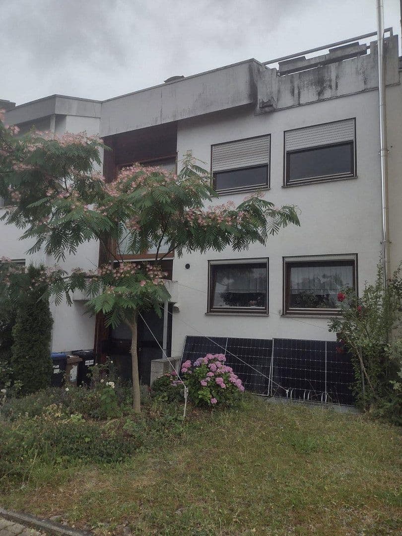 Pronájem bytu 3+1 74 m², Limburgstraße, Dettingen unter Teck, Bádensko-Württembersko Pronájem bytu 3+1 74 m², Limburgstraße, Dettingen unter Teck, Bádensko-Württembersko