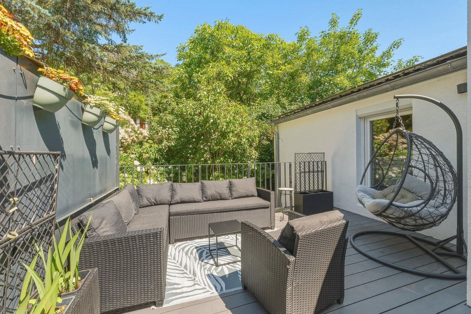 Pronájem domu 206 m², pozemek 128 m², Stuttgart, Bádensko-Württembersko Pronájem domu 206 m², pozemek 128 m², Stuttgart, Bádensko-Württembersko