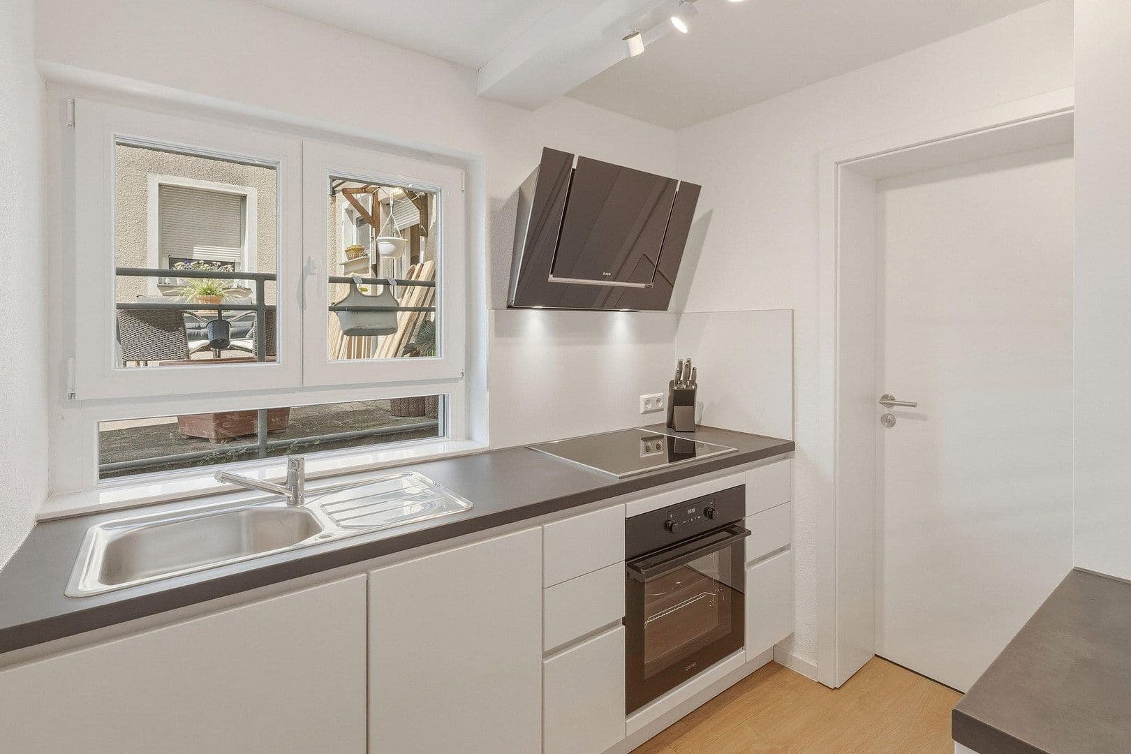 Pronájem domu 206 m², pozemek 128 m², Stuttgart, Bádensko-Württembersko Pronájem domu 206 m², pozemek 128 m², Stuttgart, Bádensko-Württembersko