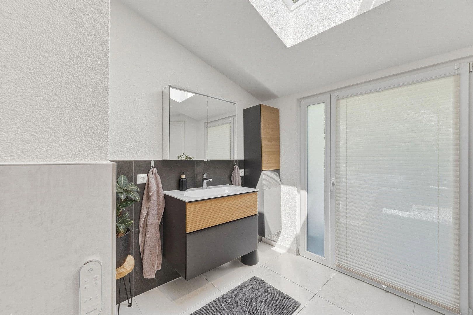Pronájem domu 206 m², pozemek 128 m², Stuttgart, Bádensko-Württembersko Pronájem domu 206 m², pozemek 128 m², Stuttgart, Bádensko-Württembersko