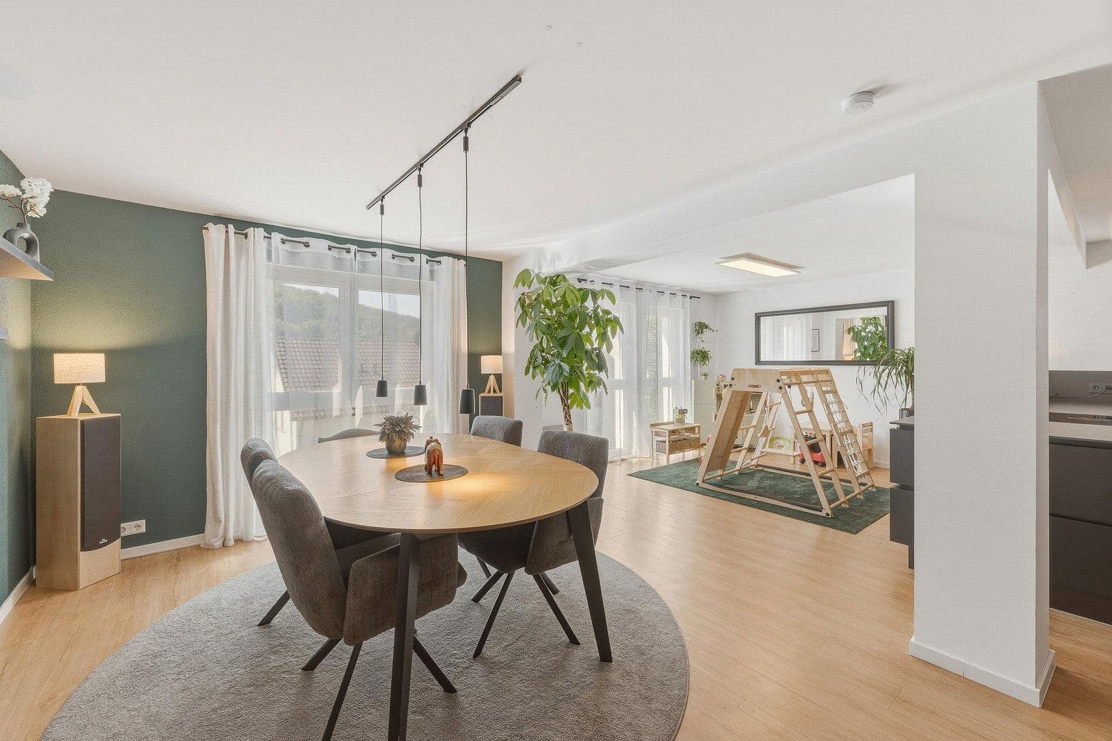 Pronájem domu 206 m², pozemek 128 m², Stuttgart, Bádensko-Württembersko Pronájem domu 206 m², pozemek 128 m², Stuttgart, Bádensko-Württembersko
