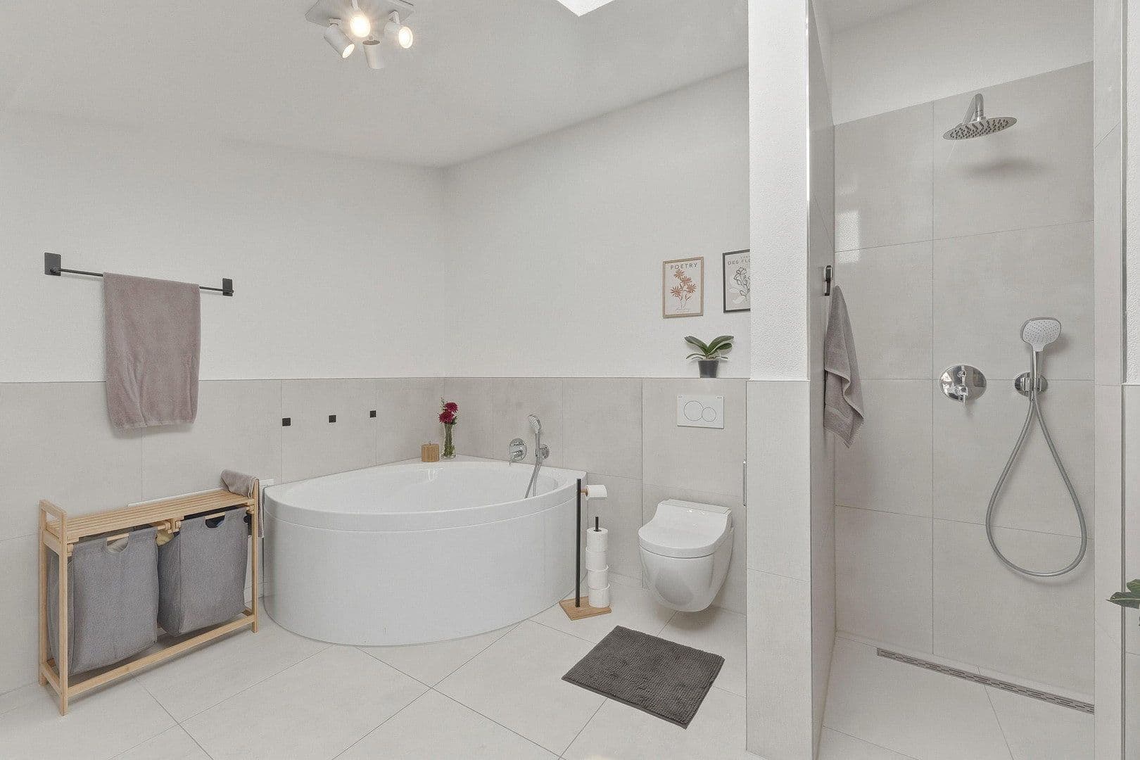Pronájem domu 206 m², pozemek 128 m², Stuttgart, Bádensko-Württembersko Pronájem domu 206 m², pozemek 128 m², Stuttgart, Bádensko-Württembersko
