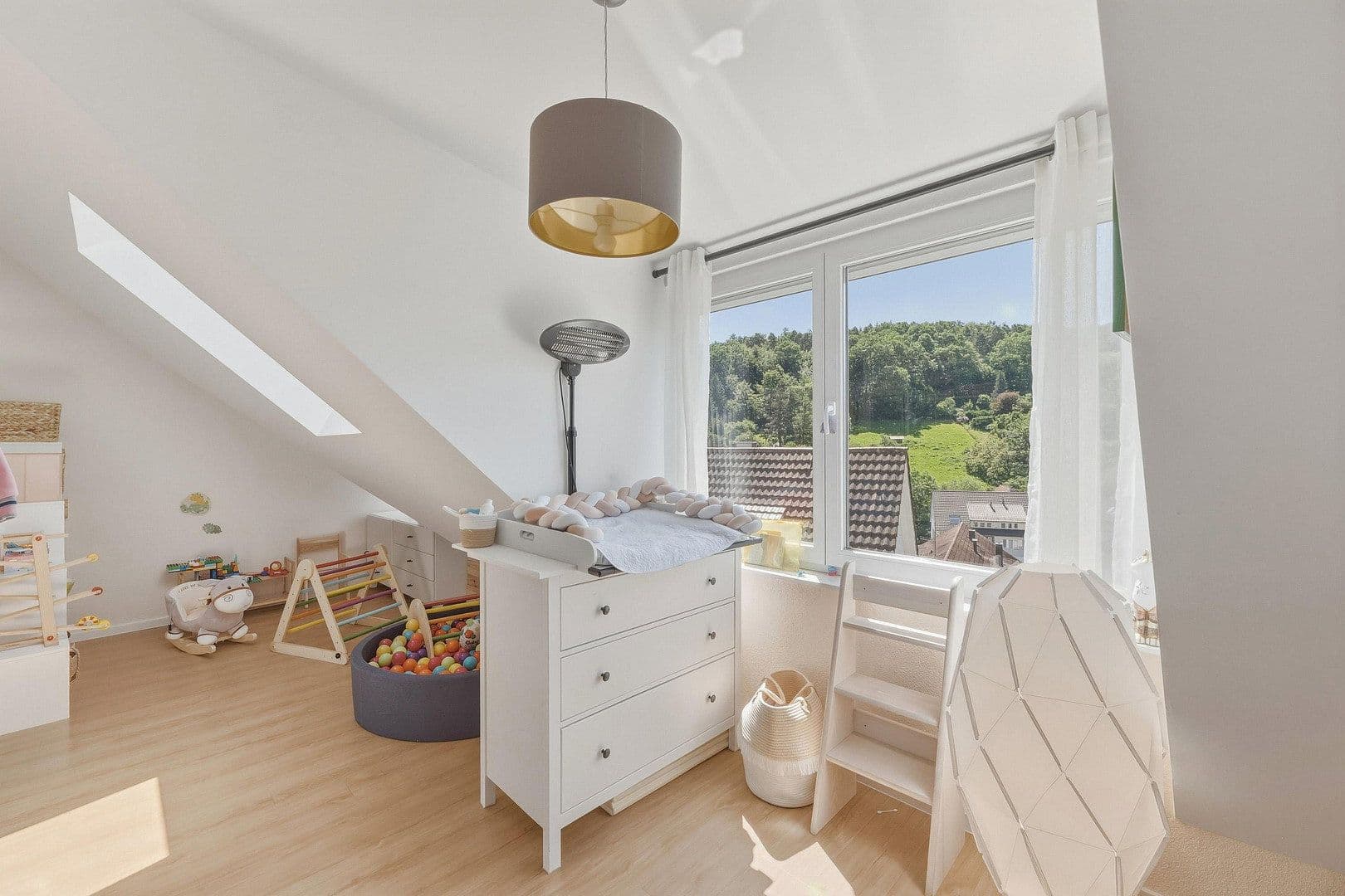 Pronájem domu 206 m², pozemek 128 m², Stuttgart, Bádensko-Württembersko Pronájem domu 206 m², pozemek 128 m², Stuttgart, Bádensko-Württembersko