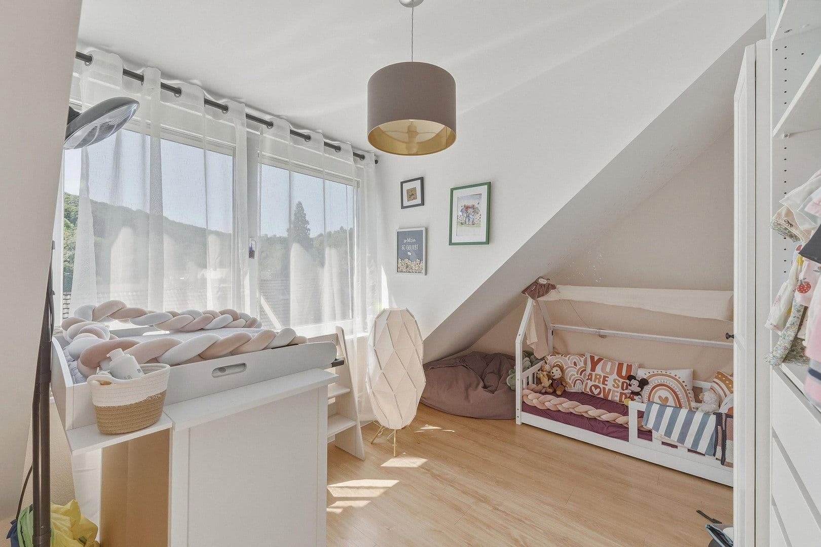 Pronájem domu 206 m², pozemek 128 m², Stuttgart, Bádensko-Württembersko Pronájem domu 206 m², pozemek 128 m², Stuttgart, Bádensko-Württembersko