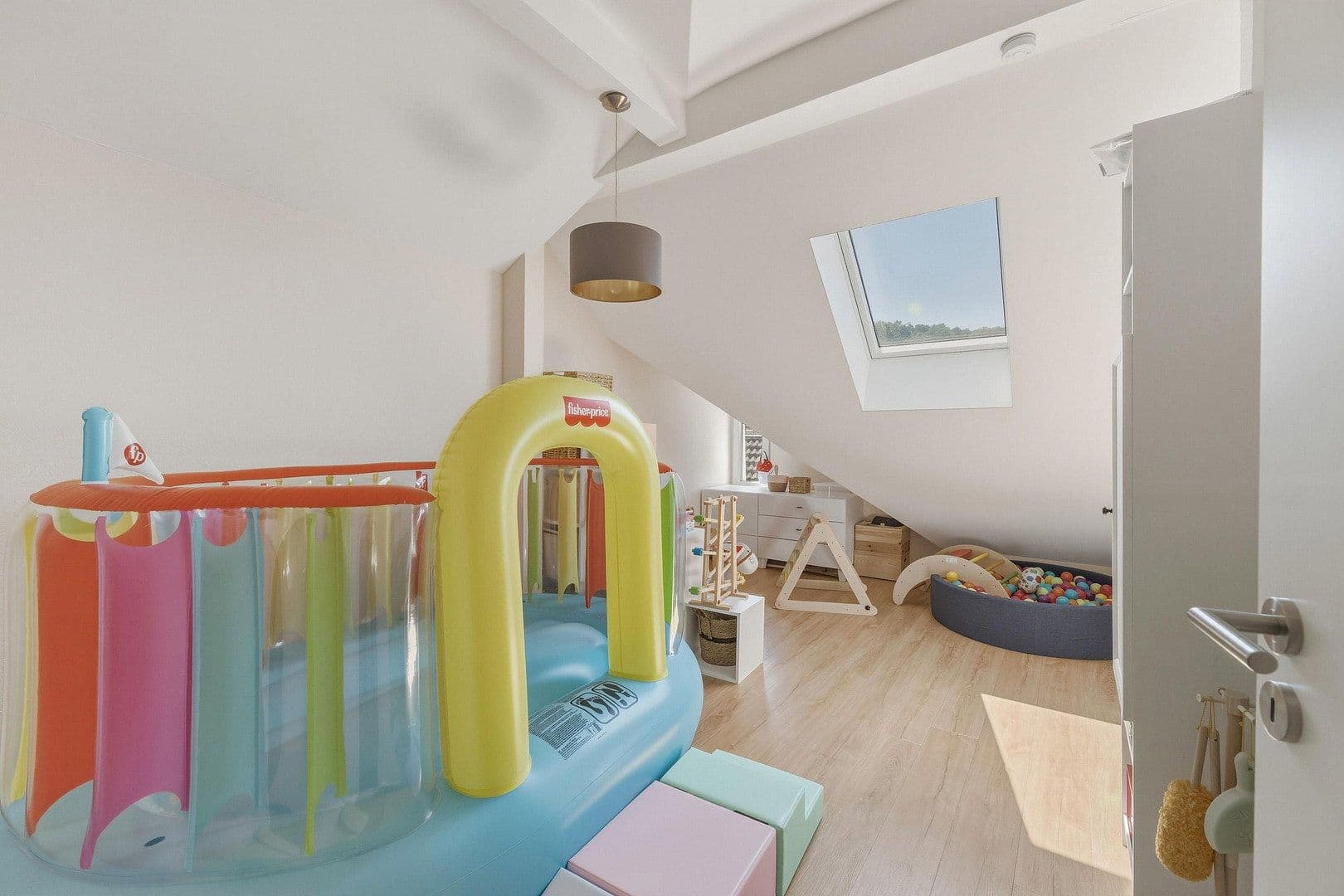 Pronájem domu 206 m², pozemek 128 m², Stuttgart, Bádensko-Württembersko Pronájem domu 206 m², pozemek 128 m², Stuttgart, Bádensko-Württembersko
