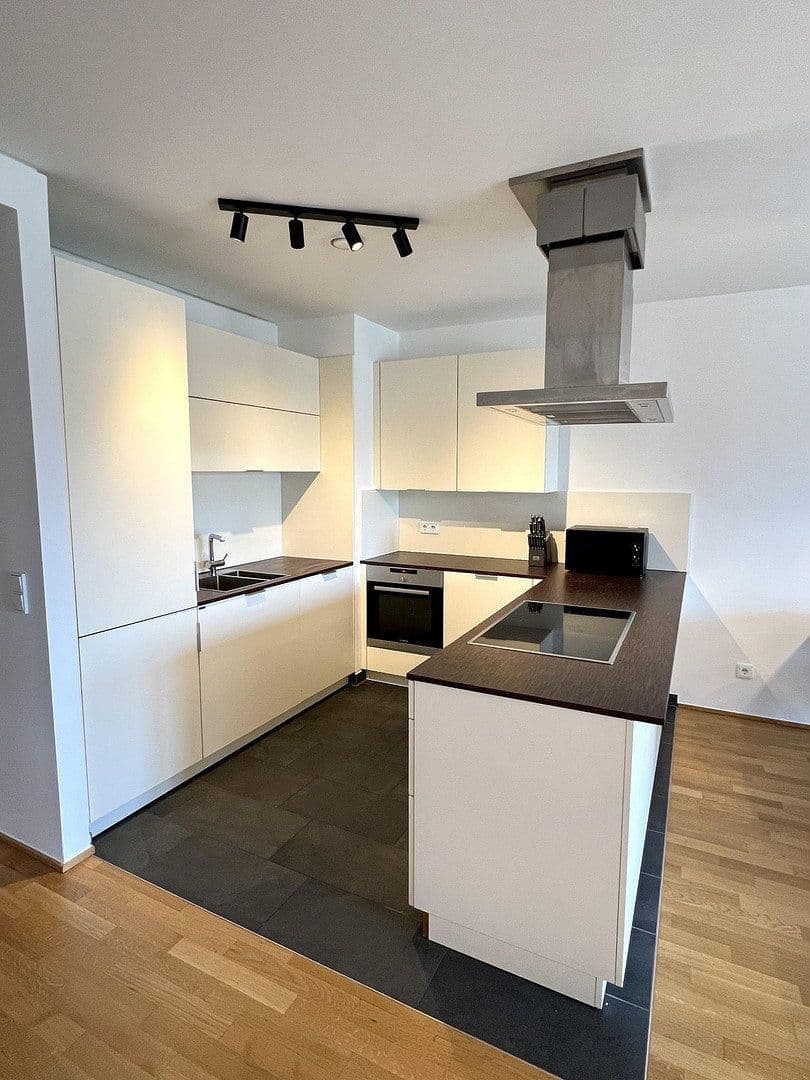 Pronájem bytu 2+1 79 m², Oskar-von-Miller-Str. 12, Frankfurt, Hessen Pronájem bytu 2+1 79 m², Oskar-von-Miller-Str. 12, Frankfurt, Hessen