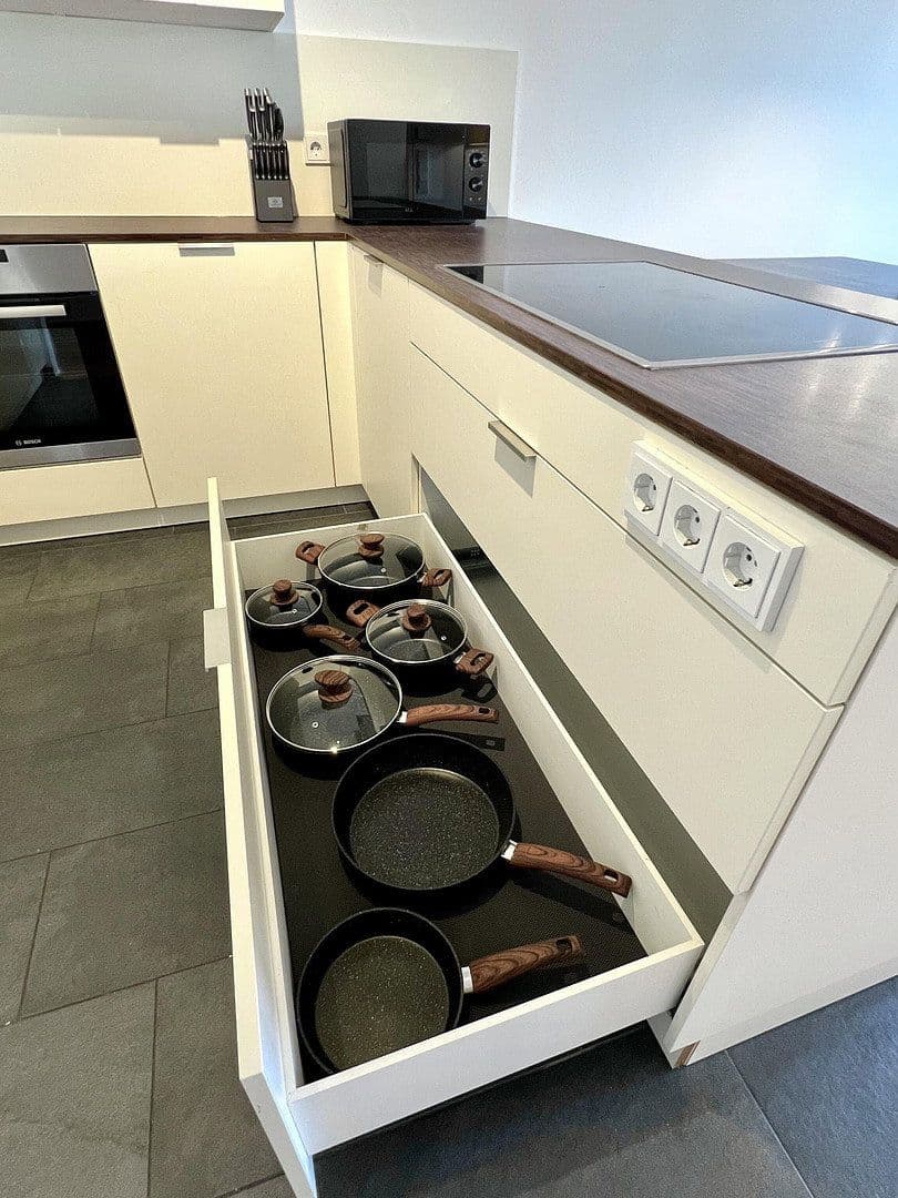 Pronájem bytu 2+1 79 m², Oskar-von-Miller-Str. 12, Frankfurt, Hessen Pronájem bytu 2+1 79 m², Oskar-von-Miller-Str. 12, Frankfurt, Hessen