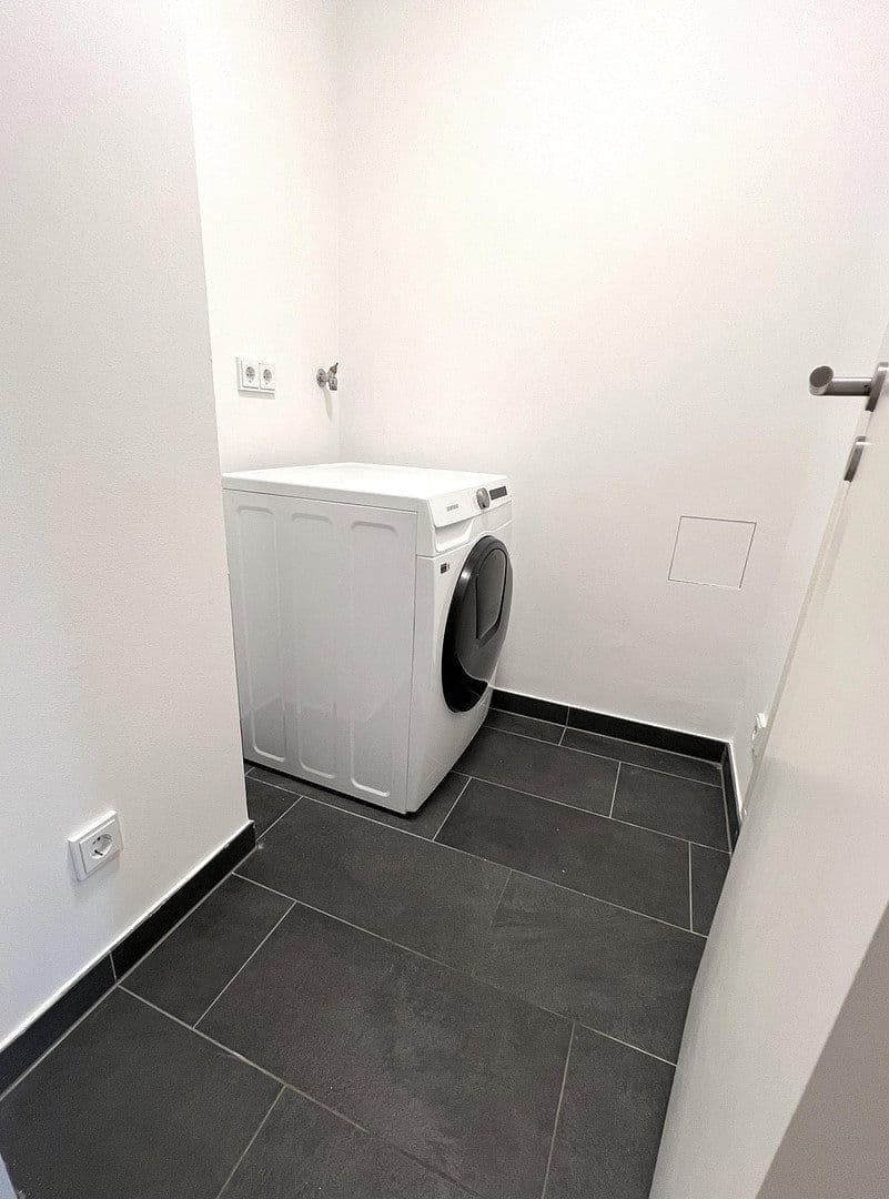 Pronájem bytu 2+1 79 m², Oskar-von-Miller-Str. 12, Frankfurt, Hessen Pronájem bytu 2+1 79 m², Oskar-von-Miller-Str. 12, Frankfurt, Hessen