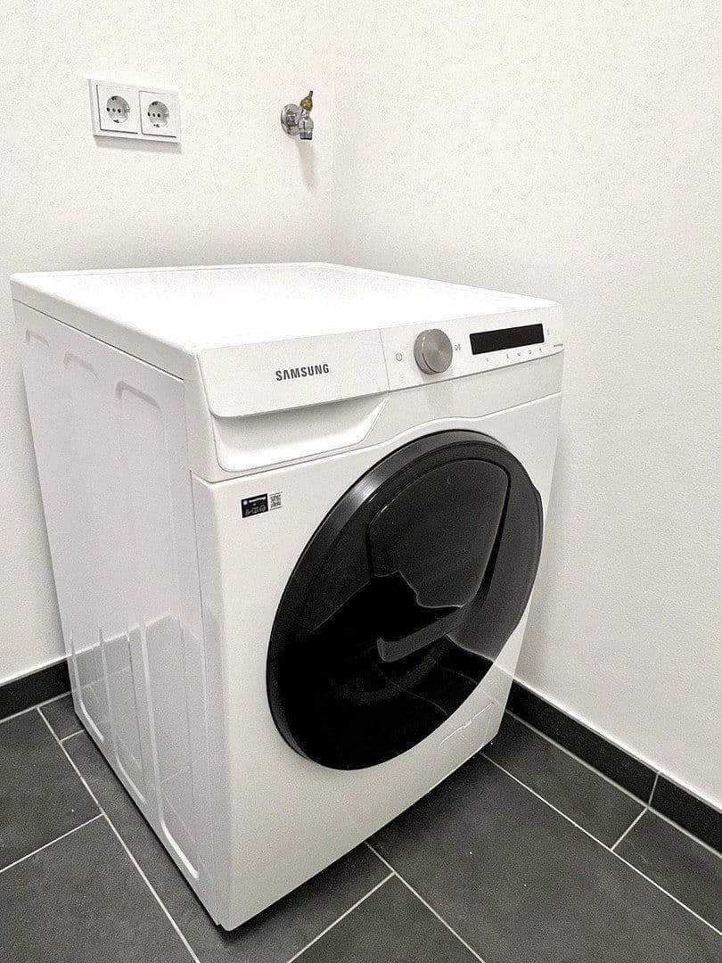 Pronájem bytu 2+1 79 m², Oskar-von-Miller-Str. 12, Frankfurt, Hessen Pronájem bytu 2+1 79 m², Oskar-von-Miller-Str. 12, Frankfurt, Hessen