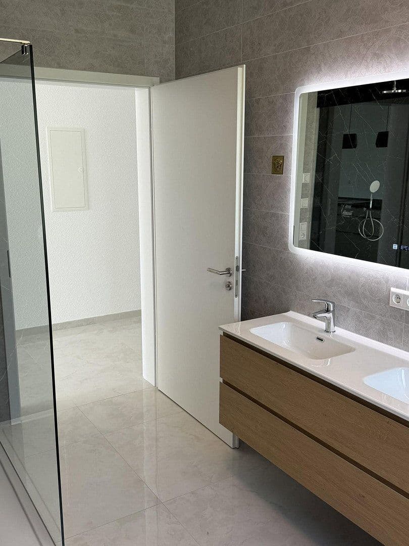 Pronájem bytu 3+1 127 m², Thomas-Schreiber-Weg 5 Wohnung oben, Bad Mergentheim, Bádensko-Württembersko Pronájem bytu 3+1 127 m², Thomas-Schreiber-Weg 5 Wohnung oben, Bad Mergentheim, Bádensko-Württembersko