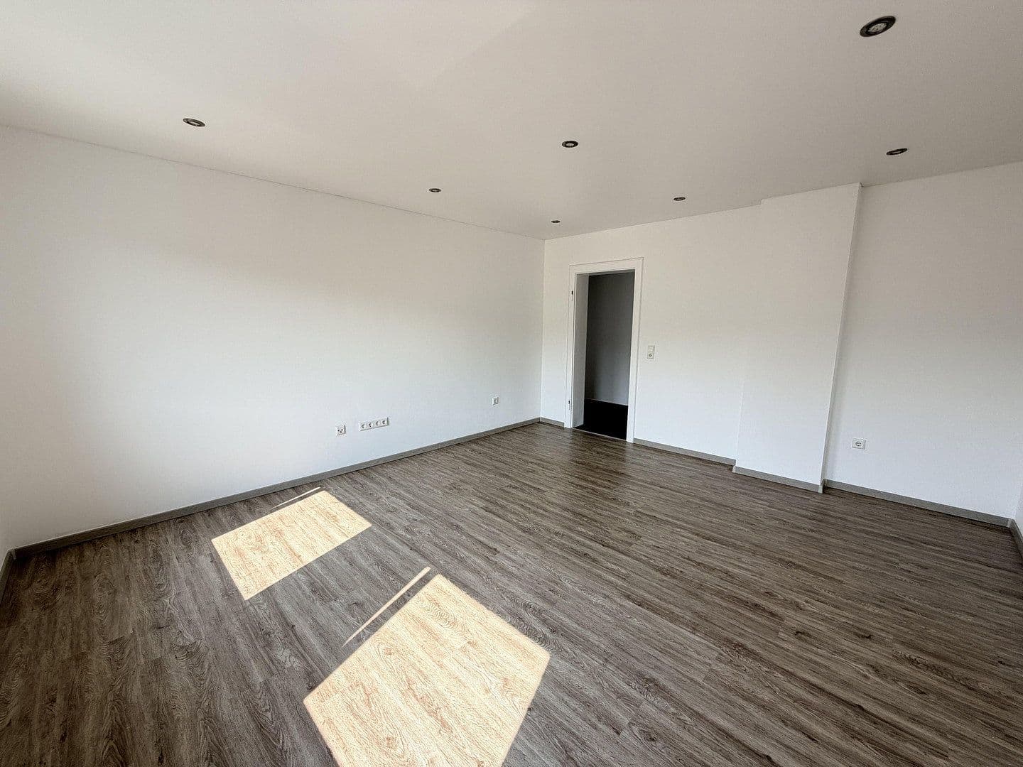 Pronájem bytu 3+1 65 m², Oldenburger Str. 24, Düsseldorf, Severní Porýní-Vestfálsko Pronájem bytu 3+1 65 m², Oldenburger Str. 24, Düsseldorf, Severní Porýní-Vestfálsko