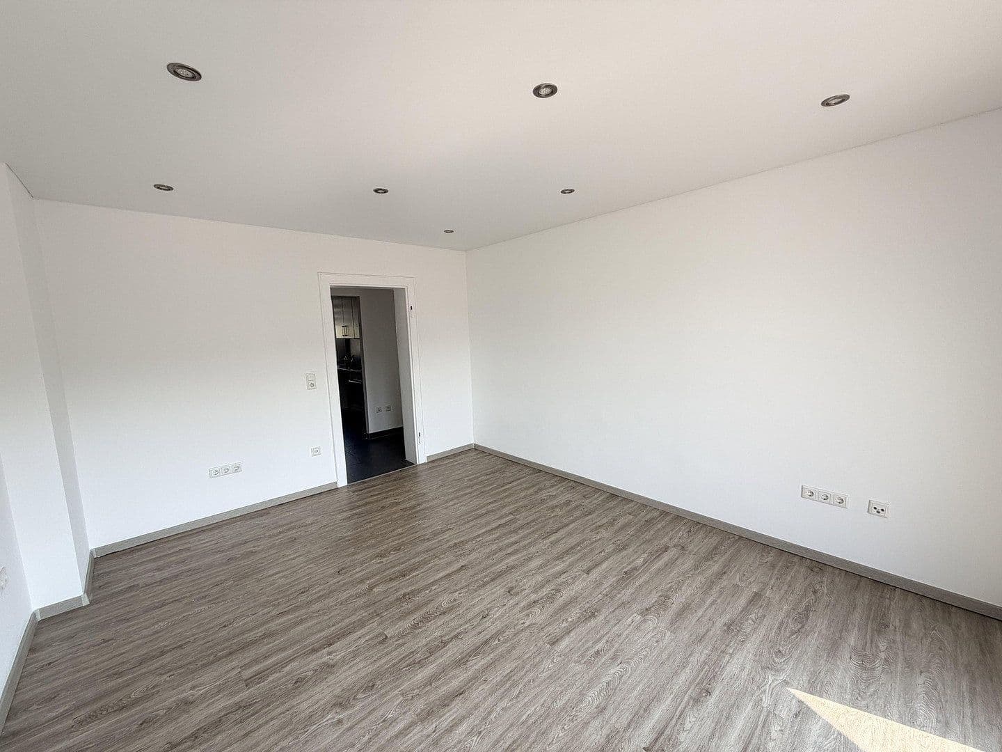 Pronájem bytu 3+1 65 m², Oldenburger Str. 24, Düsseldorf, Severní Porýní-Vestfálsko Pronájem bytu 3+1 65 m², Oldenburger Str. 24, Düsseldorf, Severní Porýní-Vestfálsko