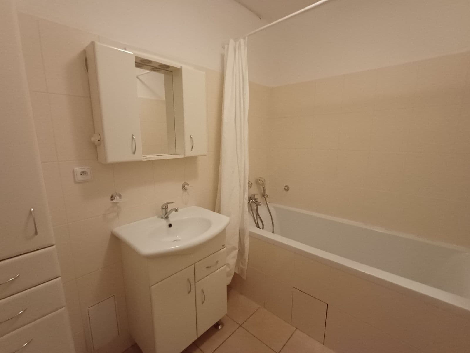 Pronájem bytu 3+1 80 m², Ukrajinská, Praha, Praha Pronájem bytu 3+1 80 m², Ukrajinská, Praha, Praha