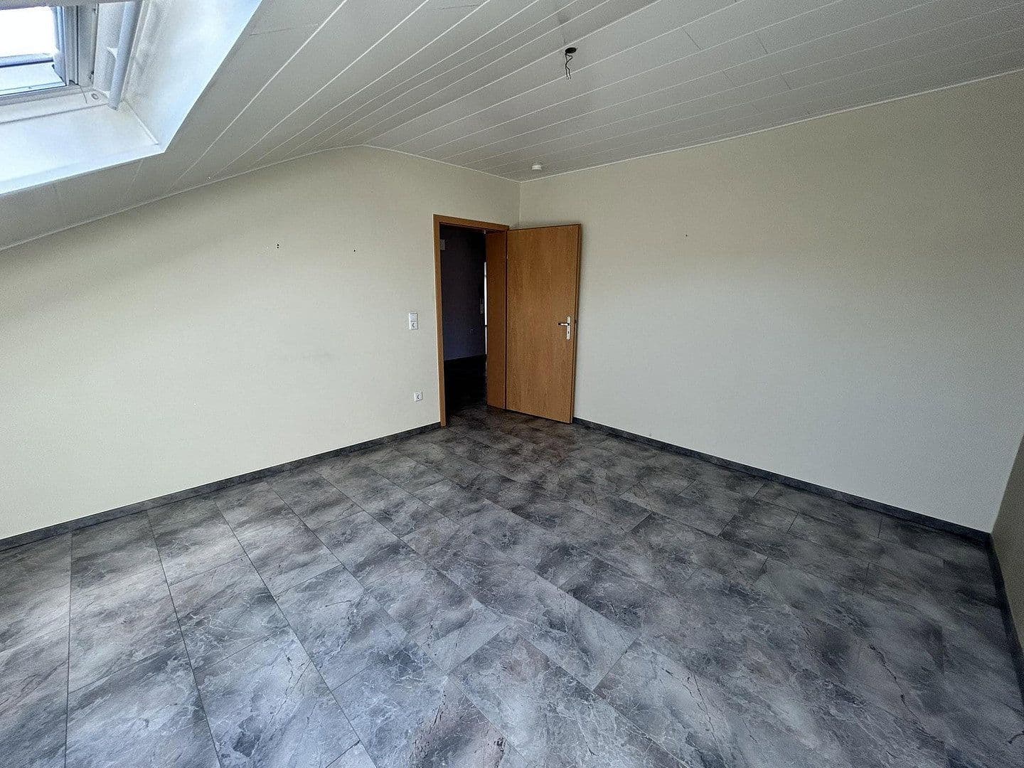 Pronájem bytu 4+1 111 m², Saarbrücken, Země Sársko Pronájem bytu 4+1 111 m², Saarbrücken, Země Sársko