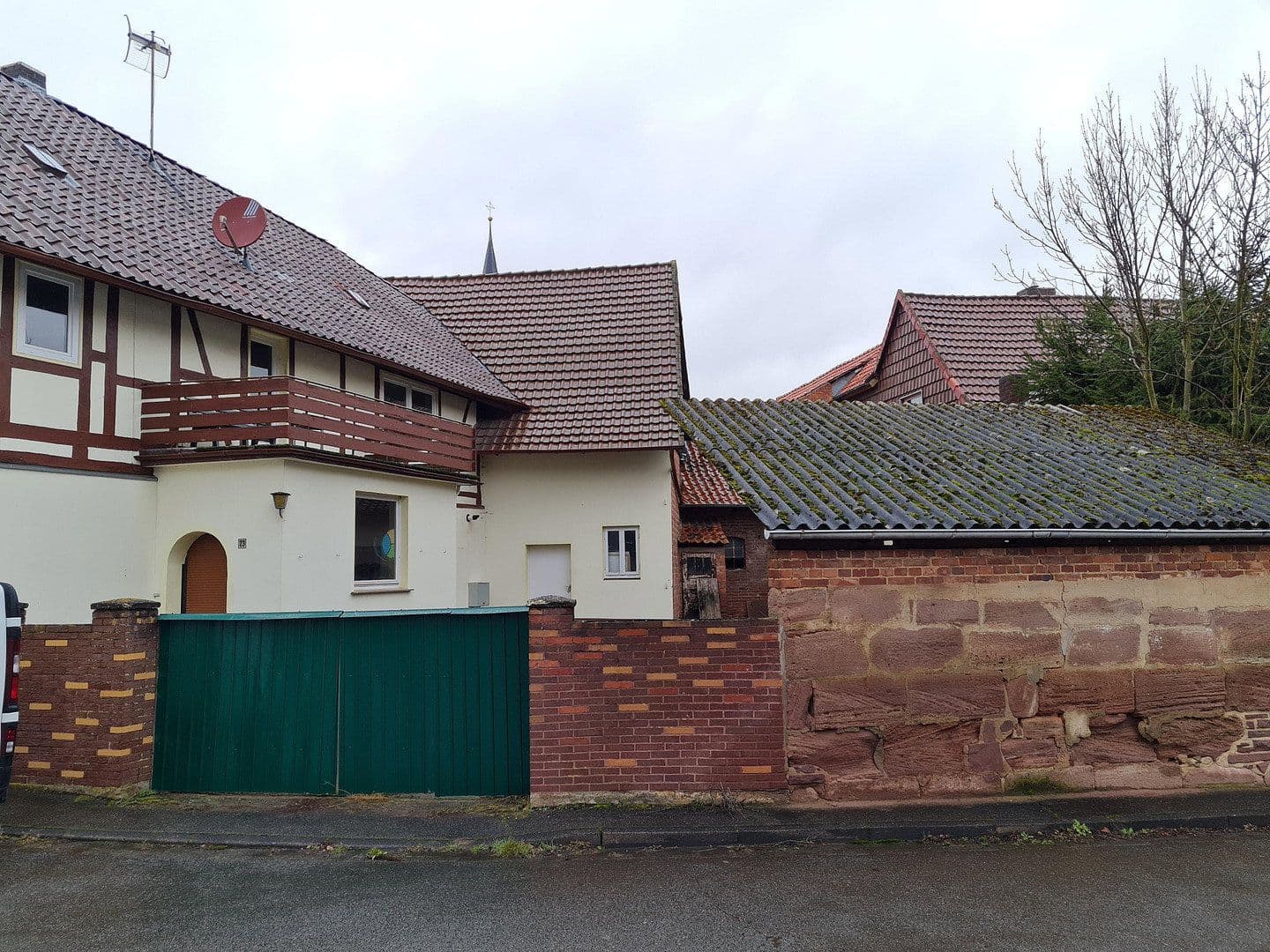 Prodej domu 303 m², pozemek 408 m², Rollshausen, Dolní Sasko Prodej domu 303 m², pozemek 408 m², Rollshausen, Dolní Sasko