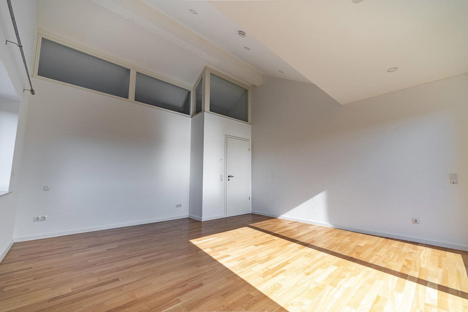 Pronájem bytu 4+1 210 m², Koblenz, Porýní-Falc Pronájem bytu 4+1 210 m², Koblenz, Porýní-Falc