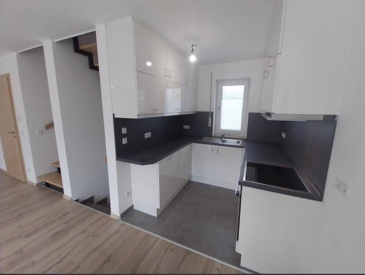 Pronájem domu 128 m², pozemek 180 m², Singen (Hohentwiel), Bádensko-Württembersko Pronájem domu 128 m², pozemek 180 m², Singen (Hohentwiel), Bádensko-Württembersko