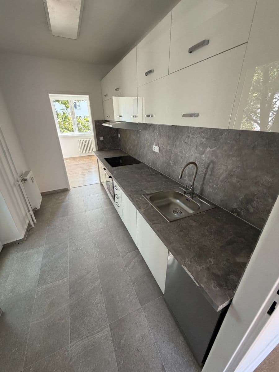 Pronájem bytu 3+1 55 m², Velká Hradební, Ústí nad Labem, Ústecký kraj Pronájem bytu 3+1 55 m², Velká Hradební, Ústí nad Labem, Ústecký kraj