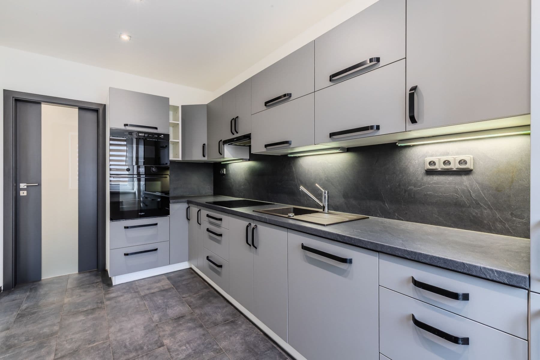 Pronájem bytu 2+1 67 m², gen. Píky, Kladno, Středočeský kraj Pronájem bytu 2+1 67 m², gen. Píky, Kladno, Středočeský kraj