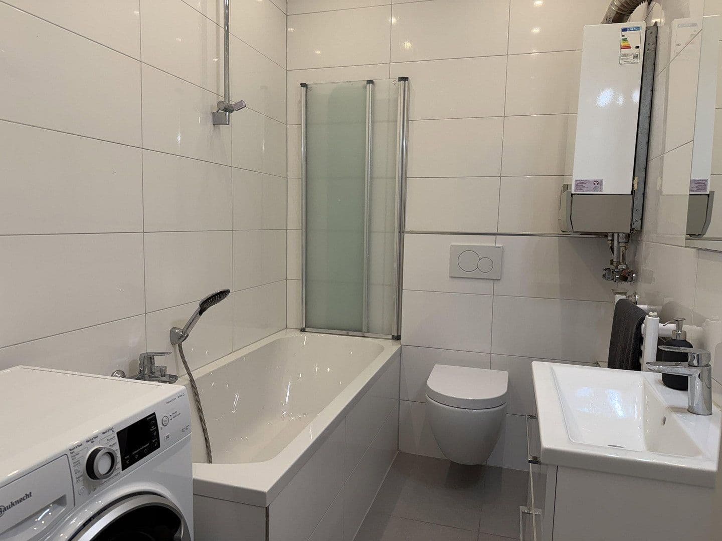 Pronájem bytu 2+kk 60 m², Röhrenstraße 1, Düsseldorf, Severní Porýní-Vestfálsko Pronájem bytu 2+kk 60 m², Röhrenstraße 1, Düsseldorf, Severní Porýní-Vestfálsko