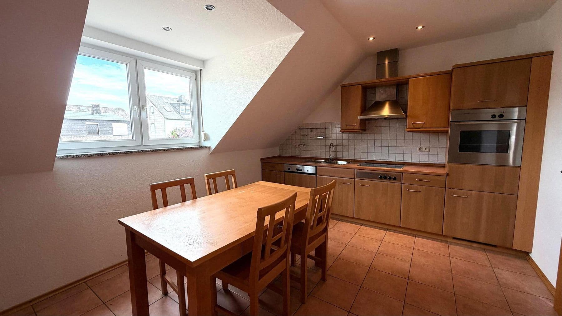 Pronájem bytu 3+1 108 m², Kalkstr. 28, Trierweiler, Porýní-Falc Pronájem bytu 3+1 108 m², Kalkstr. 28, Trierweiler, Porýní-Falc