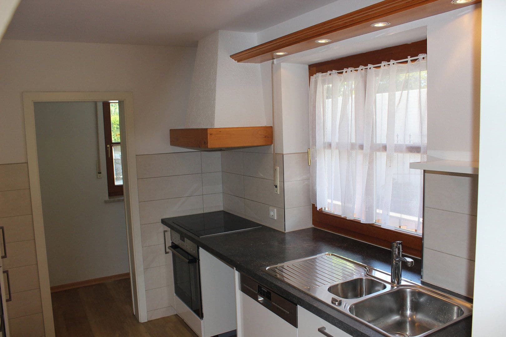 Pronájem domu 160 m², pozemek 400 m², Münchener Str.47, Sauerlach, Bavorsko Pronájem domu 160 m², pozemek 400 m², Münchener Str.47, Sauerlach, Bavorsko