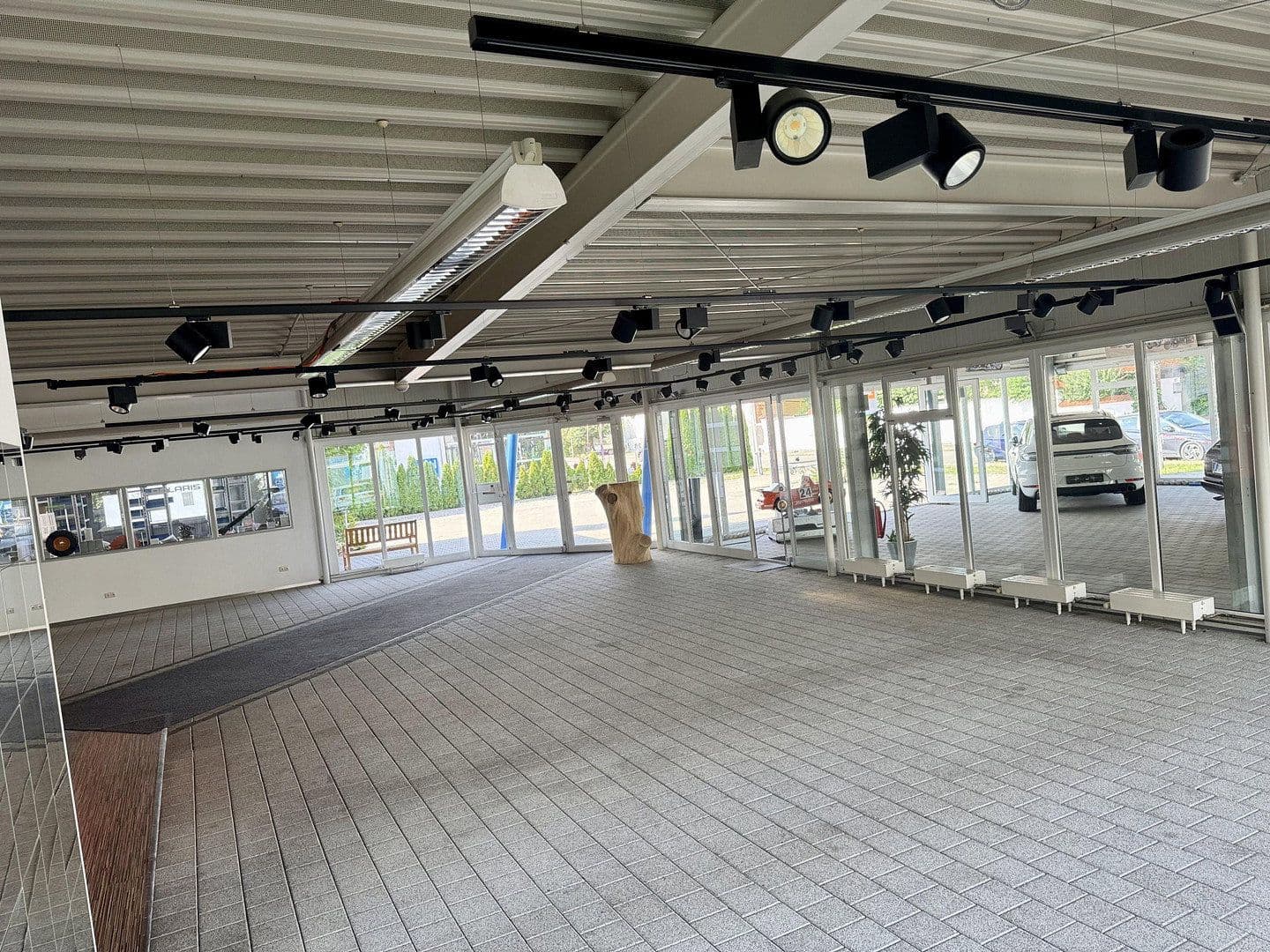 Prodej nebytového prostoru 3.300 m², Pfaffenhofen, Bavorsko Prodej nebytového prostoru 3.300 m², Pfaffenhofen, Bavorsko