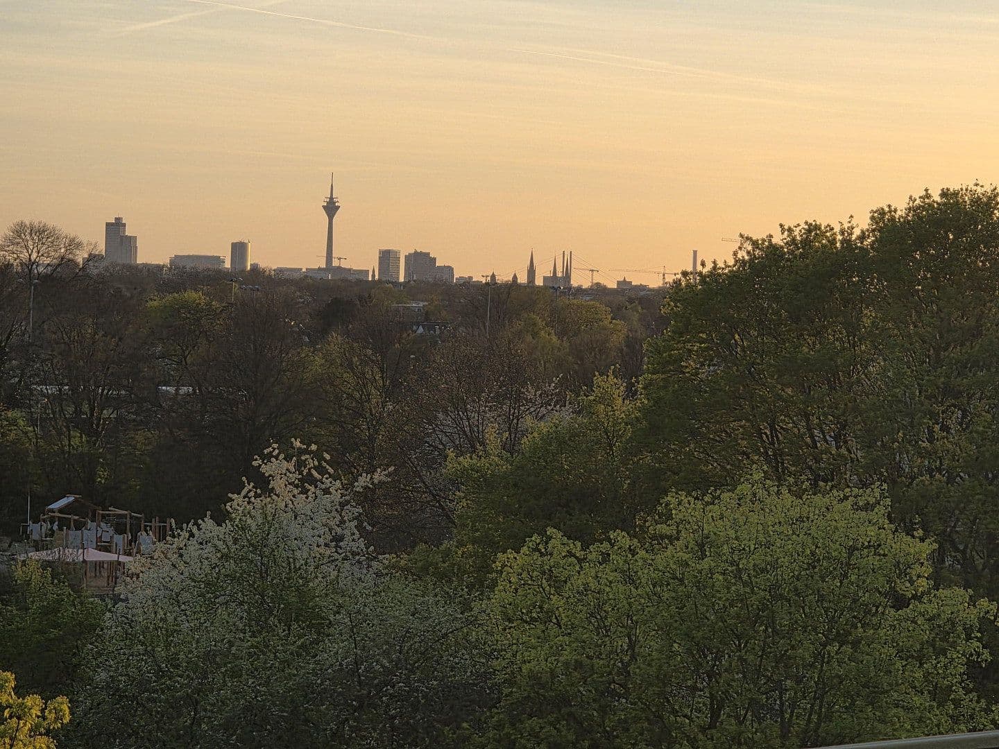 Pronájem bytu 3+1 93 m², Josef-Neuberger-Straße 26, Düsseldorf, Severní Porýní-Vestfálsko Pronájem bytu 3+1 93 m², Josef-Neuberger-Straße 26, Düsseldorf, Severní Porýní-Vestfálsko