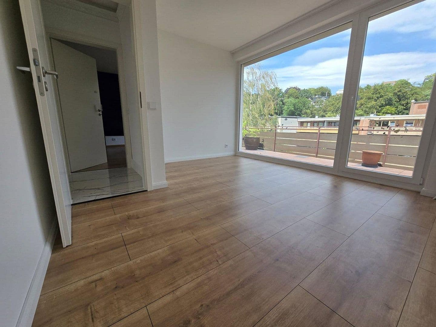 Pronájem bytu 3+1 93 m², Josef-Neuberger-Straße 26, Düsseldorf, Severní Porýní-Vestfálsko Pronájem bytu 3+1 93 m², Josef-Neuberger-Straße 26, Düsseldorf, Severní Porýní-Vestfálsko