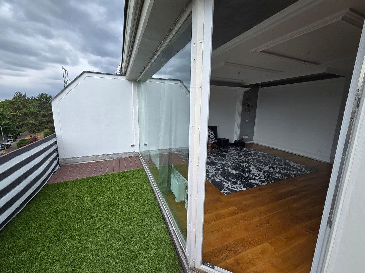 Pronájem bytu 3+1 93 m², Josef-Neuberger-Straße 26, Düsseldorf, Severní Porýní-Vestfálsko Pronájem bytu 3+1 93 m², Josef-Neuberger-Straße 26, Düsseldorf, Severní Porýní-Vestfálsko