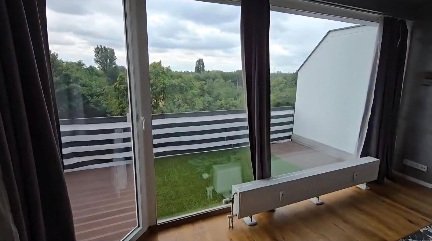 Pronájem bytu 3+1 93 m², Josef-Neuberger-Straße 26, Düsseldorf, Severní Porýní-Vestfálsko Pronájem bytu 3+1 93 m², Josef-Neuberger-Straße 26, Düsseldorf, Severní Porýní-Vestfálsko