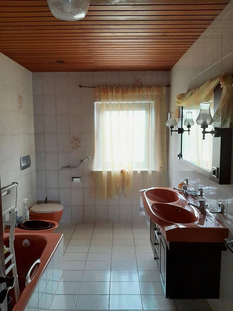 Prodej domu 240 m², pozemek 667 m², Bodener Weg 51, Ruppach-Goldhausen, Porýní-Falc Prodej domu 240 m², pozemek 667 m², Bodener Weg 51, Ruppach-Goldhausen, Porýní-Falc