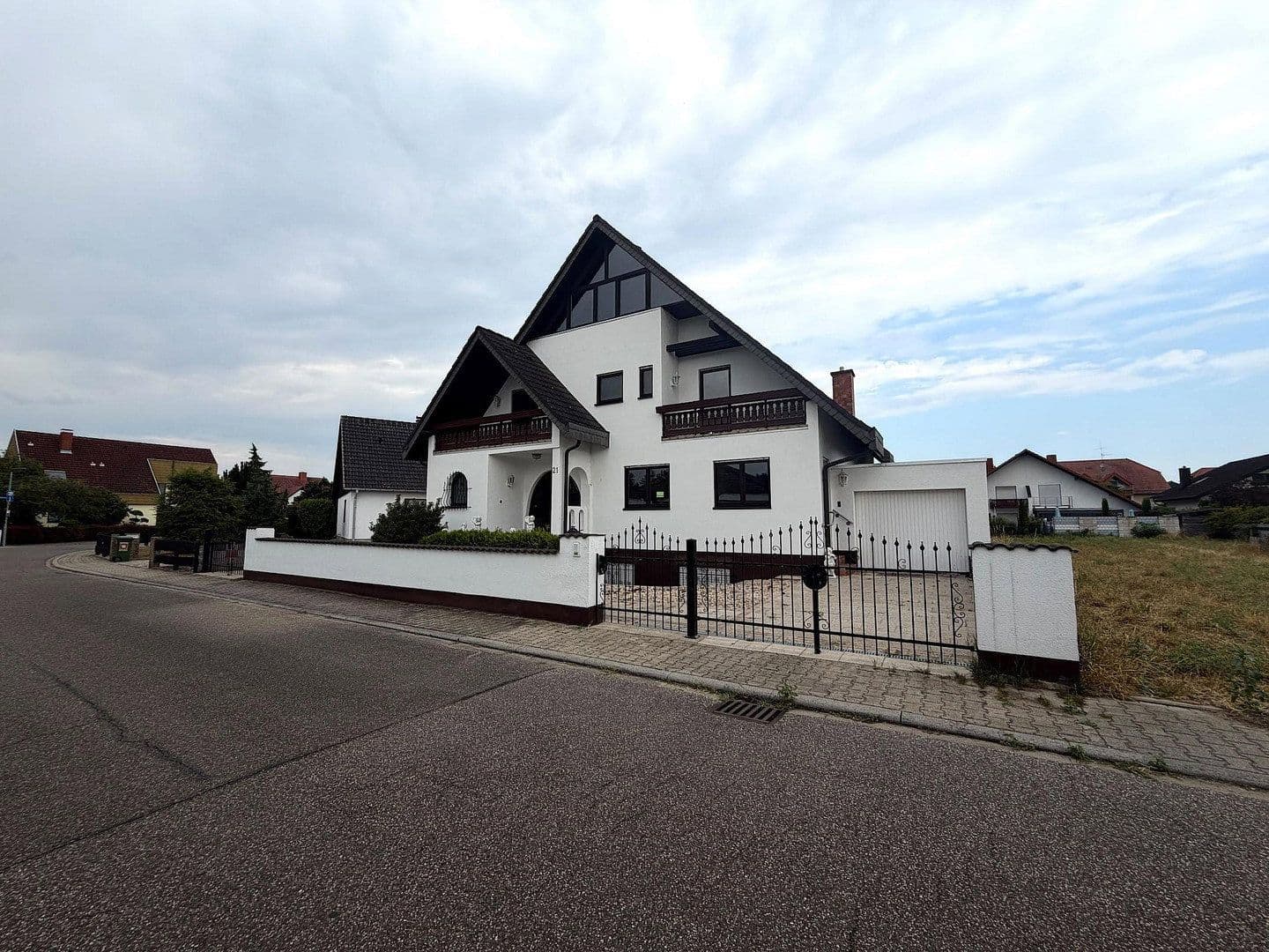 Prodej domu 220 m², pozemek 573 m², Kirchfeldring 21, Altlußheim, Bádensko-Württembersko Prodej domu 220 m², pozemek 573 m², Kirchfeldring 21, Altlußheim, Bádensko-Württembersko