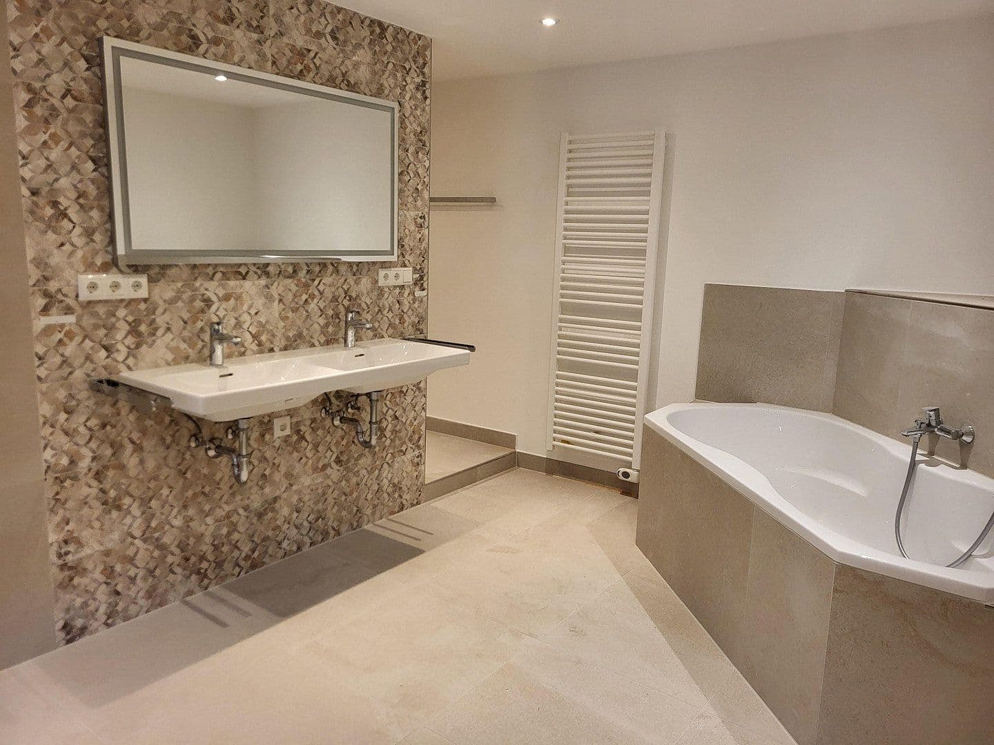 Pronájem bytu 305 m², Oberhausen, Bavorsko Pronájem bytu 305 m², Oberhausen, Bavorsko