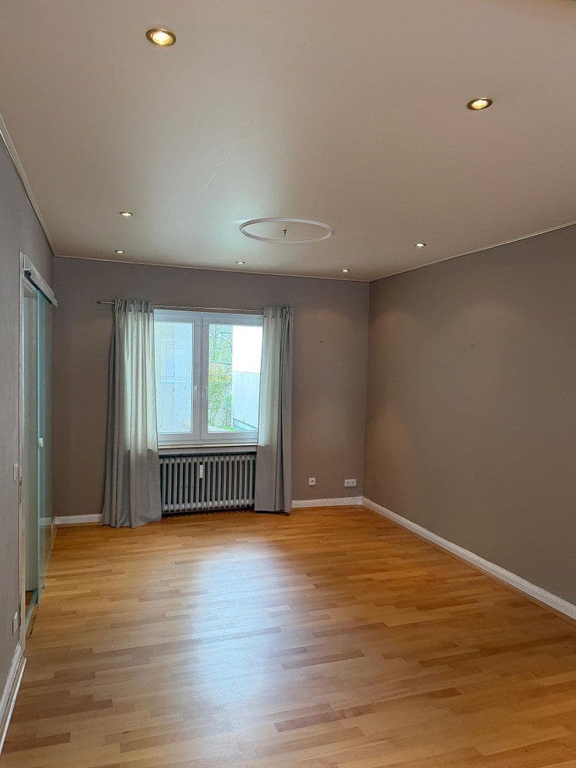 Prodej domu 263 m², pozemek 911 m², Heißener Straße 90, Mülheim an der Ruhr, Severní Porýní-Vestfálsko Prodej domu 263 m², pozemek 911 m², Heißener Straße 90, Mülheim an der Ruhr, Severní Porýní-Vestfálsko