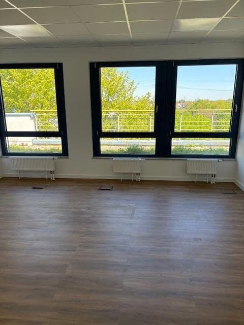 Pronájem kanceláře 246 m², Berner Str. 71, Frankfurt - Nieder-Eschbach, Hessen Pronájem kanceláře 246 m², Berner Str. 71, Frankfurt - Nieder-Eschbach, Hessen