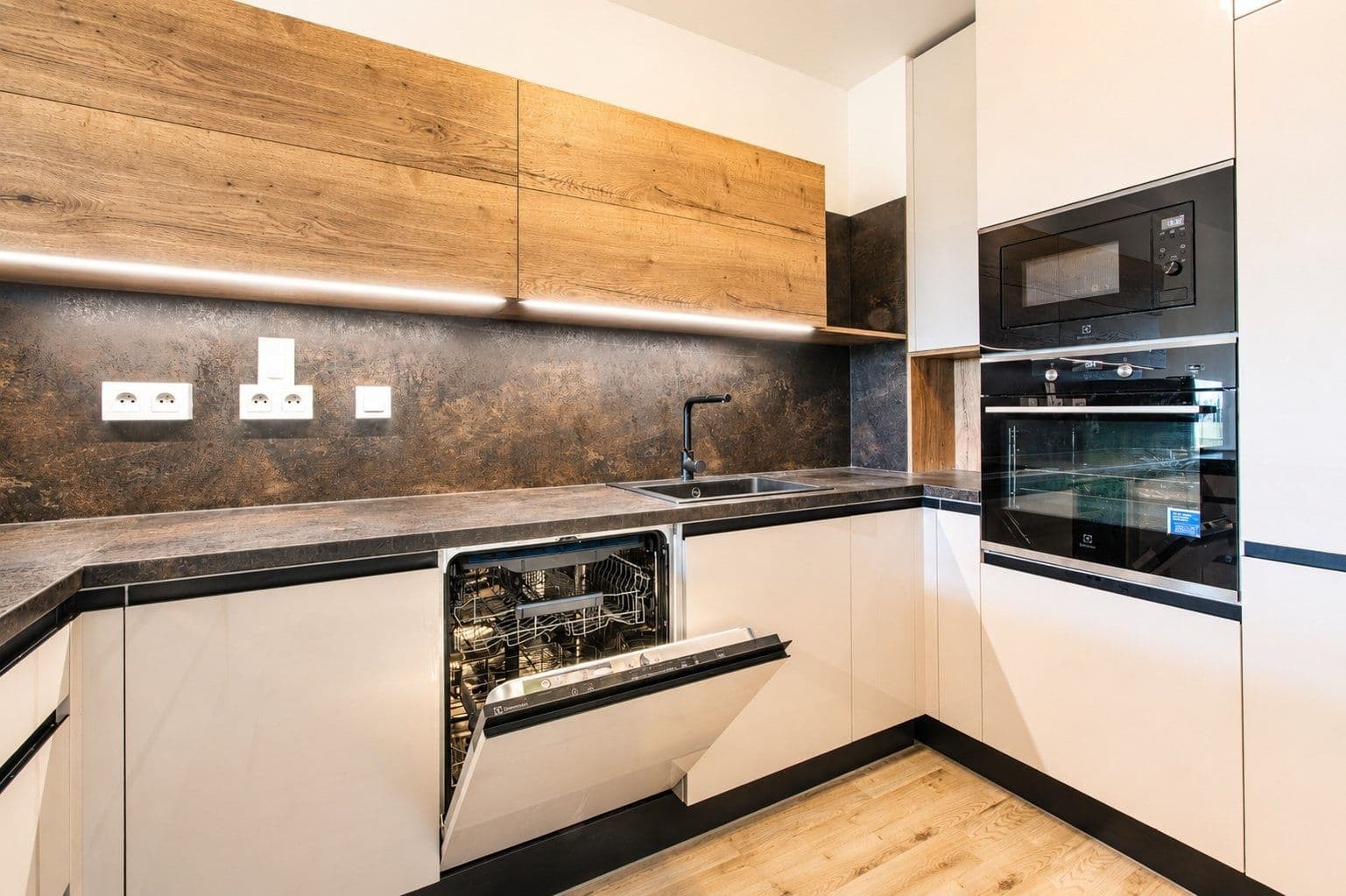 Pronájem bytu 2+kk 60 m², Velvarská, Horoměřice, Středočeský kraj Pronájem bytu 2+kk 60 m², Velvarská, Horoměřice, Středočeský kraj