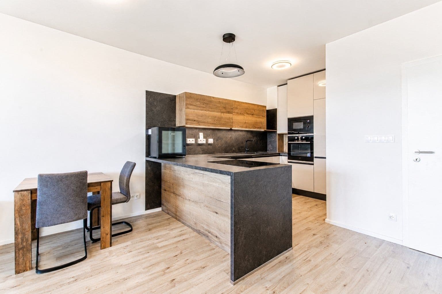 Pronájem bytu 2+kk 60 m², Velvarská, Horoměřice, Středočeský kraj Pronájem bytu 2+kk 60 m², Velvarská, Horoměřice, Středočeský kraj