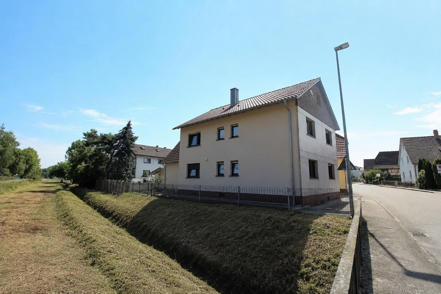 Prodej domu 152 m², pozemek 322 m², Rheinstraße 10, 76467 Bietigheim/Baden, Bietigheim, Bádensko-Württembersko Prodej domu 152 m², pozemek 322 m², Rheinstraße 10, 76467 Bietigheim/Baden, Bietigheim, Bádensko-Württembersko