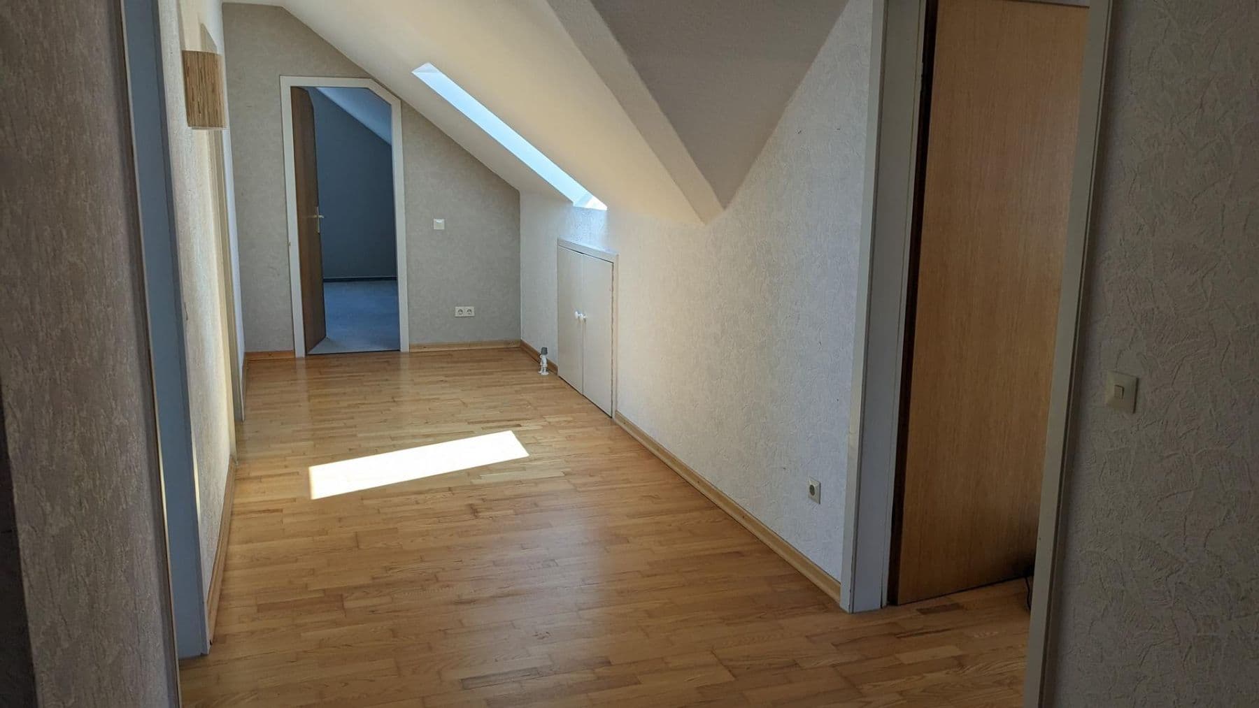 Prodej domu 210 m², pozemek 998 m², Barsinghausen, Dolní Sasko Prodej domu 210 m², pozemek 998 m², Barsinghausen, Dolní Sasko