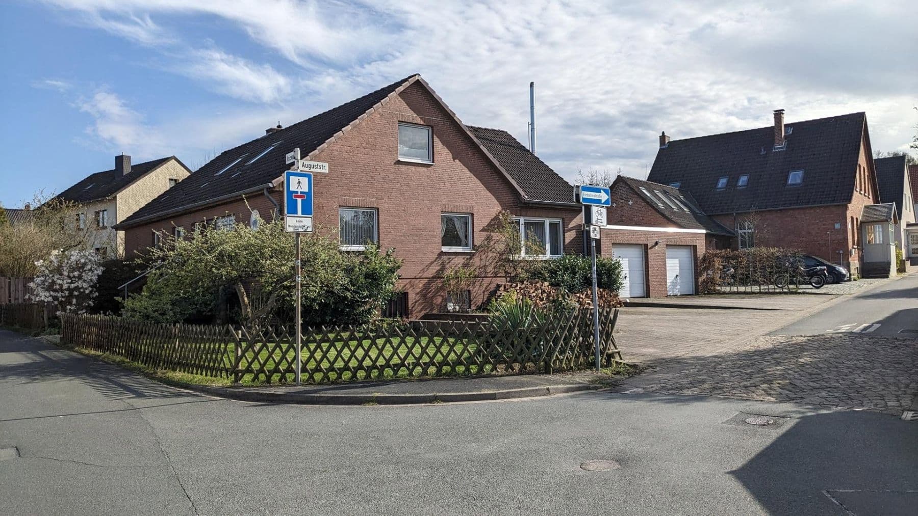 Prodej domu 210 m², pozemek 998 m², Barsinghausen, Dolní Sasko Prodej domu 210 m², pozemek 998 m², Barsinghausen, Dolní Sasko