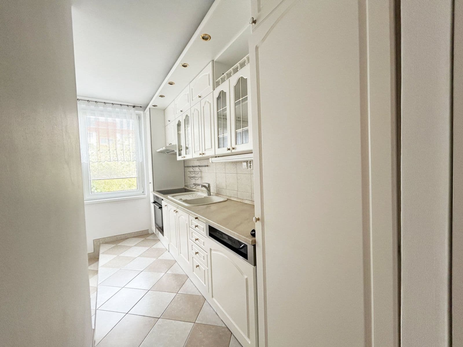 Pronájem bytu 3+1 69 m², Machatého, Praha, Praha Pronájem bytu 3+1 69 m², Machatého, Praha, Praha