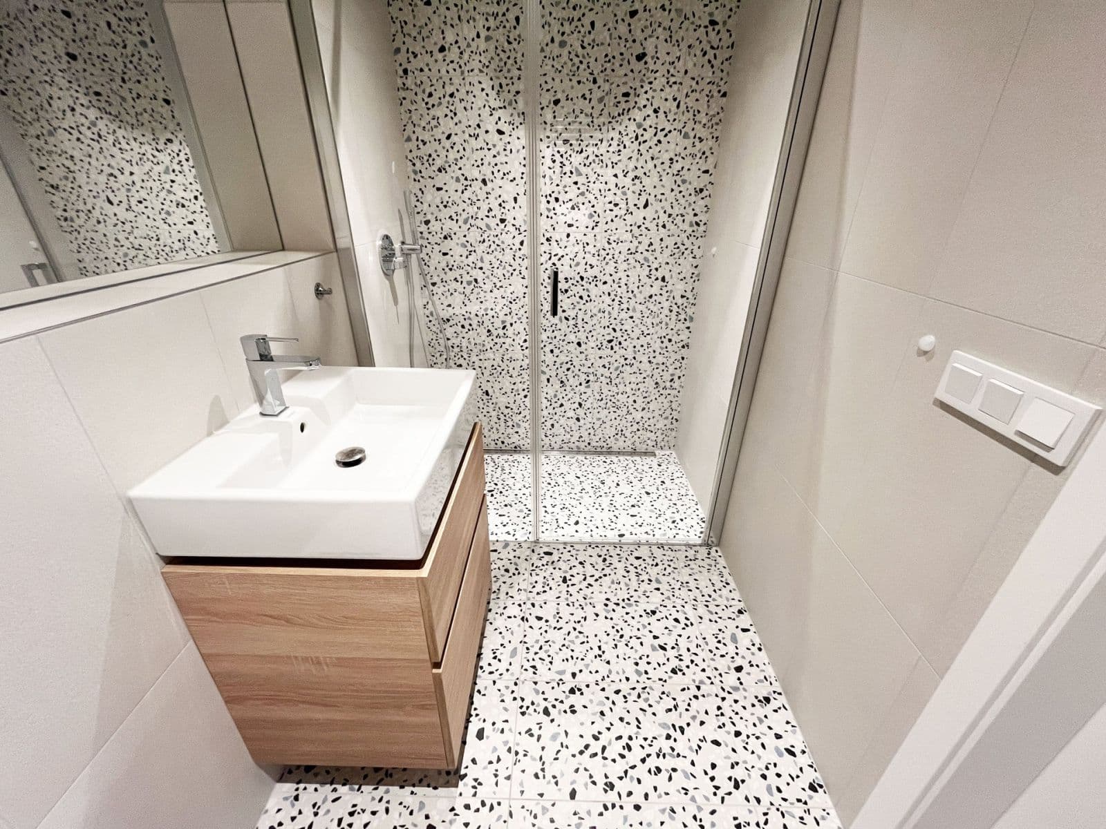 Pronájem bytu 1+kk 39 m², U Komína, Praha, Praha Pronájem bytu 1+kk 39 m², U Komína, Praha, Praha