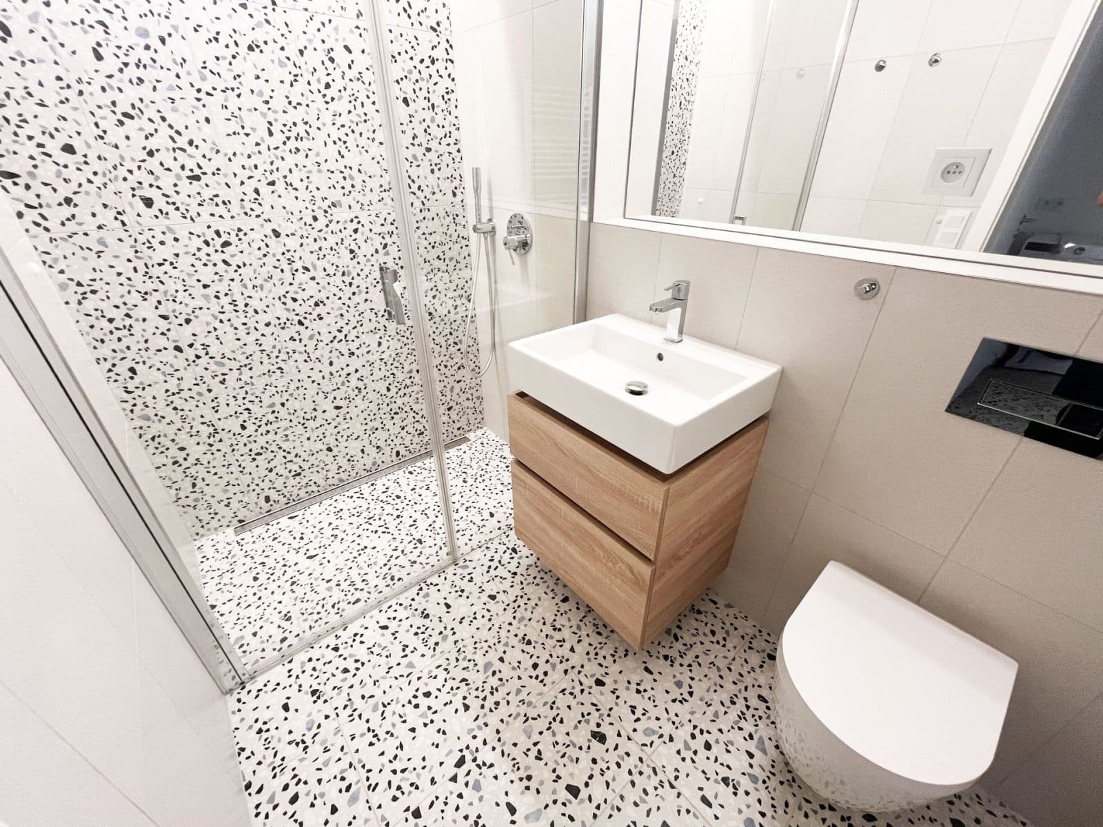 Pronájem bytu 1+kk 37 m², U Komína, Praha, Praha Pronájem bytu 1+kk 37 m², U Komína, Praha, Praha